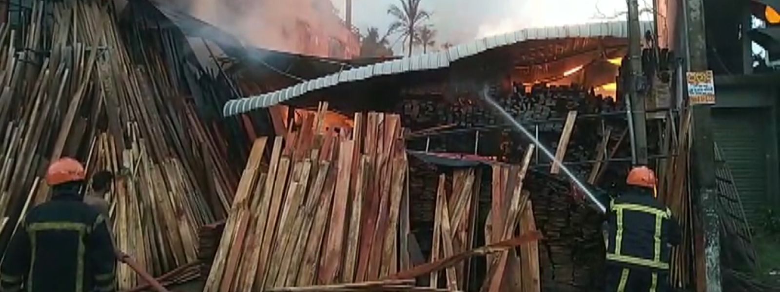 Fire Breaks Out at Timber Store in Piliyandala